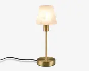 En moderne bordlampe med en cylindrisk fod og stang i messing med mat finish. Lampen har en konisk, halvgennemsigtig hvid lampeskærm, der giver et blødt og diffust lys. Strømledningen går ud fra lampens fod, og det samlede design er stilrent og minimalistisk, velegnet til moderne indretning.