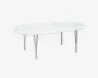 Ovalt bord med en glat, hvid bordplade og seks slanke ben i kromfinish. Designet er minimalistisk og moderne med blødt afrundede kanter og en rummelig overflade, der egner sig til flere personer.