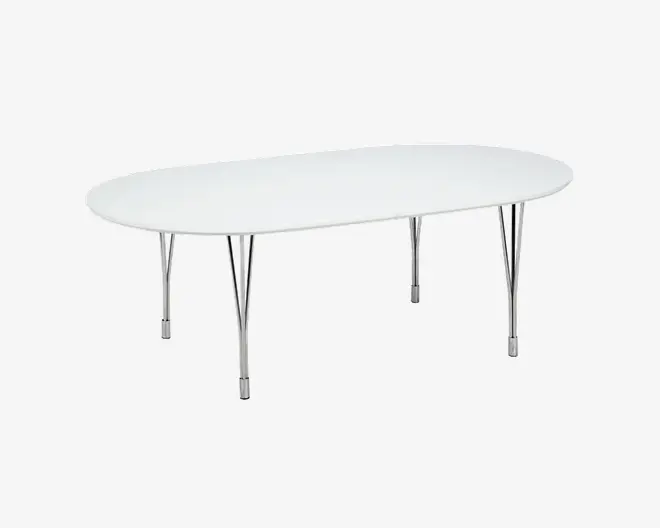 Ovalt bord med en glat, hvid bordplade og seks slanke ben i kromfinish. Designet er minimalistisk og moderne med blødt afrundede kanter og en rummelig overflade, der egner sig til flere personer.