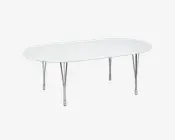 Ovalt bord med en glat, hvid bordplade og seks slanke ben i kromfinish. Designet er minimalistisk og moderne med blødt afrundede kanter og en rummelig overflade, der egner sig til flere personer.