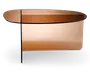 Moderne sofabord med en ovalformet bordplade af tonet glas i en varm ravfarve. Bordet har et unikt design med en enkelt lodret glasplade som base, hvilket giver et slankt og minimalistisk udtryk. Glasoverfladerne er glatte og reflekterende, og kanterne er afrundede for et moderne look.