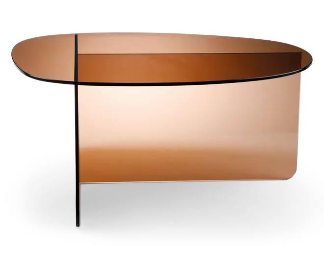 Moderne sofabord med en ovalformet bordplade af tonet glas i en varm ravfarve. Bordet har et unikt design med en enkelt lodret glasplade som base, hvilket giver et slankt og minimalistisk udtryk. Glasoverfladerne er glatte og reflekterende, og kanterne er afrundede for et moderne look.