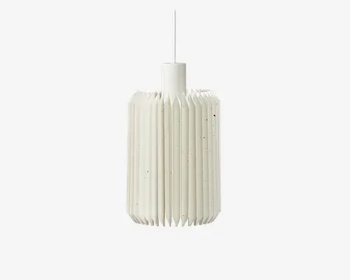 Hængelampe med cylindrisk form og en plisseret, harmonika-lignende overflade. Lampen er lavet af et lysefarvet materiale med diskrete, spættede detaljer, hvilket giver et moderne og tekstureret udtryk. Toppen har en glat, ensartet sektion, hvor ledningen er fastgjort, hvilket giver en elegant overgang fra den plisserede krop til ophængssnoren.