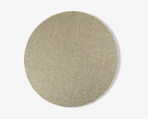 Et rundt, beige-farvet produkt med en fint tekstureret stofoverflade. Materialet virker tæt vævet, hvilket giver et glat og ensartet udseende. Kanterne er pænt afsluttede, og farven er ensartet over hele overfladen.