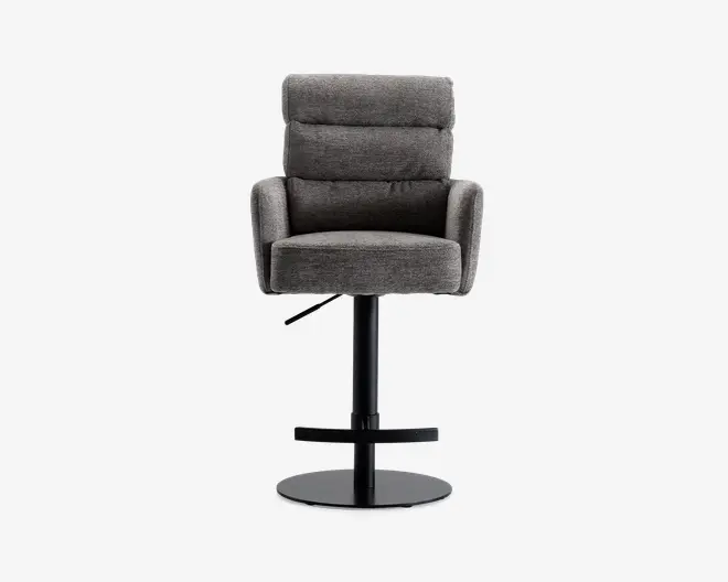 En moderne stol med høj, polstret ryg og armlæn, betrukket med mørkegråt stof. Sædet og ryggen har vandrette syninger for ekstra komfort og stil. Stolen har en sort metalfod med rund fodstøtte og rund base for stabilitet. Højden kan justeres med et håndtag under sædet.