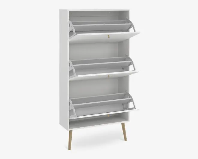 Høj, fritstående skab med hvid finish, der har tre store frontpaneler, som kan vippes ud for at afsløre rummelige indvendige rum. Hvert rum er opdelt for organiseret opbevaring, og skabet står på fire skråtstillede træben, hvilket giver et moderne udtryk.