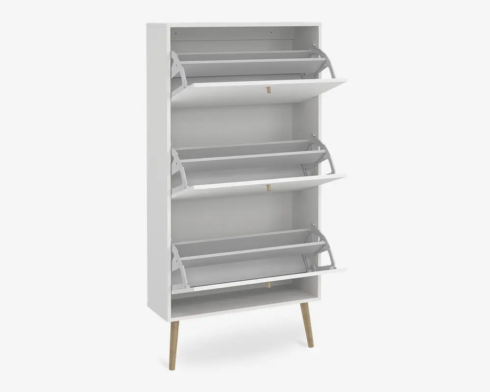 Høj, fritstående skab med hvid finish, der har tre store frontpaneler, som kan vippes ud for at afsløre rummelige indvendige rum. Hvert rum er opdelt for organiseret opbevaring, og skabet står på fire skråtstillede træben, hvilket giver et moderne udtryk.