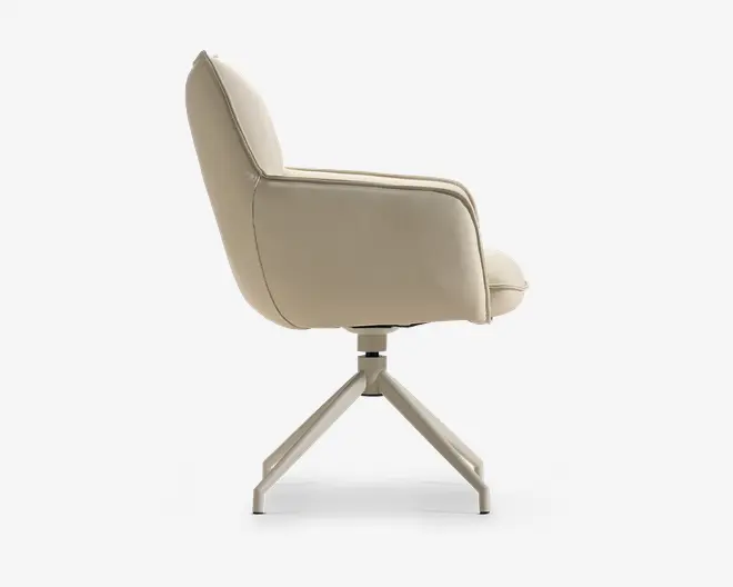 Sidevisning af en beige polstret drejestol med buet polstret ryg, matchende sædehynde og et børstet metalstel med fire ben.