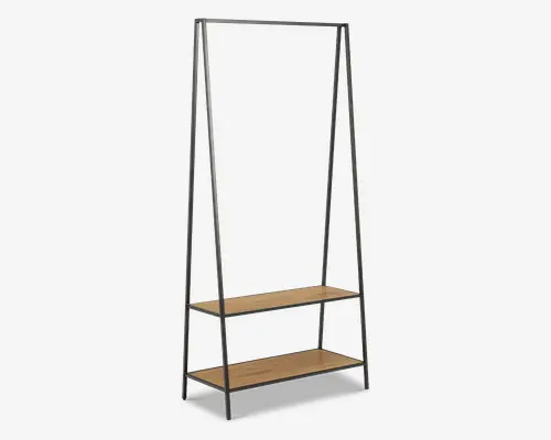 Høj, fritstående reol med et minimalistisk design, der har en sort metalramme og to træhylder. Den åbne konstruktion giver nem adgang og alsidig opbevaring, velegnet til at udstille eller organisere genstande. Hylderne er placeret tæt på bunden, hvilket giver stabilitet og god plads til opbevaring.