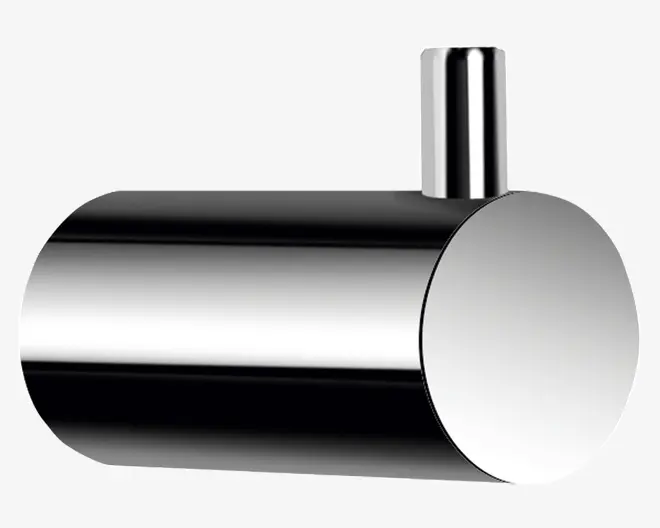 Et slankt, cylindrisk objekt med en meget blank kromfinish. Hoveddelen er vandret orienteret med en flad, cirkulær ende og en lille, lodret cylinderformet knop på toppen. Overfladen er glat og reflekterende, hvilket giver et moderne og minimalistisk udtryk.