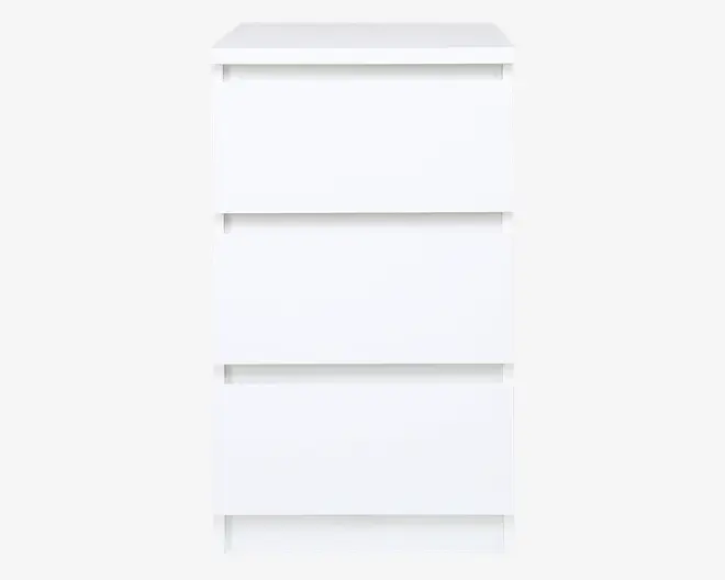 Et moderne, minimalistisk hvidt opbevaringsmøbel med tre rummelige skuffer. Skufferne har flade fronter uden synlige greb, hvilket giver møblet et stilrent og enkelt udtryk. Kanterne er lige, og det samlede design er simpelt og funktionelt, hvilket passer til mange forskellige indretninger.