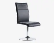 Moderne stol med høj, let buet ryg og sæde polstret i sort kunstlæder. Ryggen har vandrette syninger for et stilfuldt udtryk. Stolen har en enkelt, central fod i krom med en rund, flad bund for stabilitet.