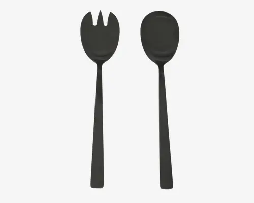 Sæt med to bestikdele i mat sort med lange, lige håndtag. Den ene er en serveringsske med en solid, rund skål, mens den anden er en matchende serveringsgaffel med tre brede, afrundede tænder. Begge dele har et moderne, minimalistisk design og en glat overflade.
