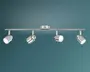 Loftlampe i børstet metal med en lige vandret stang, rund midterkappe og fire justerbare cylindriske spotlamper på en teal baggrund.