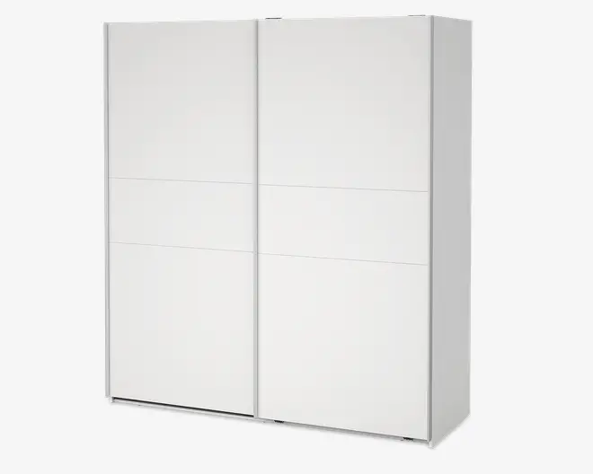 Stor, moderne garderobe med en glat, mat hvid overflade. Har to brede skydedøre med diskrete vandrette paneldetaljer, hvilket giver et rent og minimalistisk udtryk. Garderoben har en rektangulær form og en flad top, velegnet til moderne indretning.