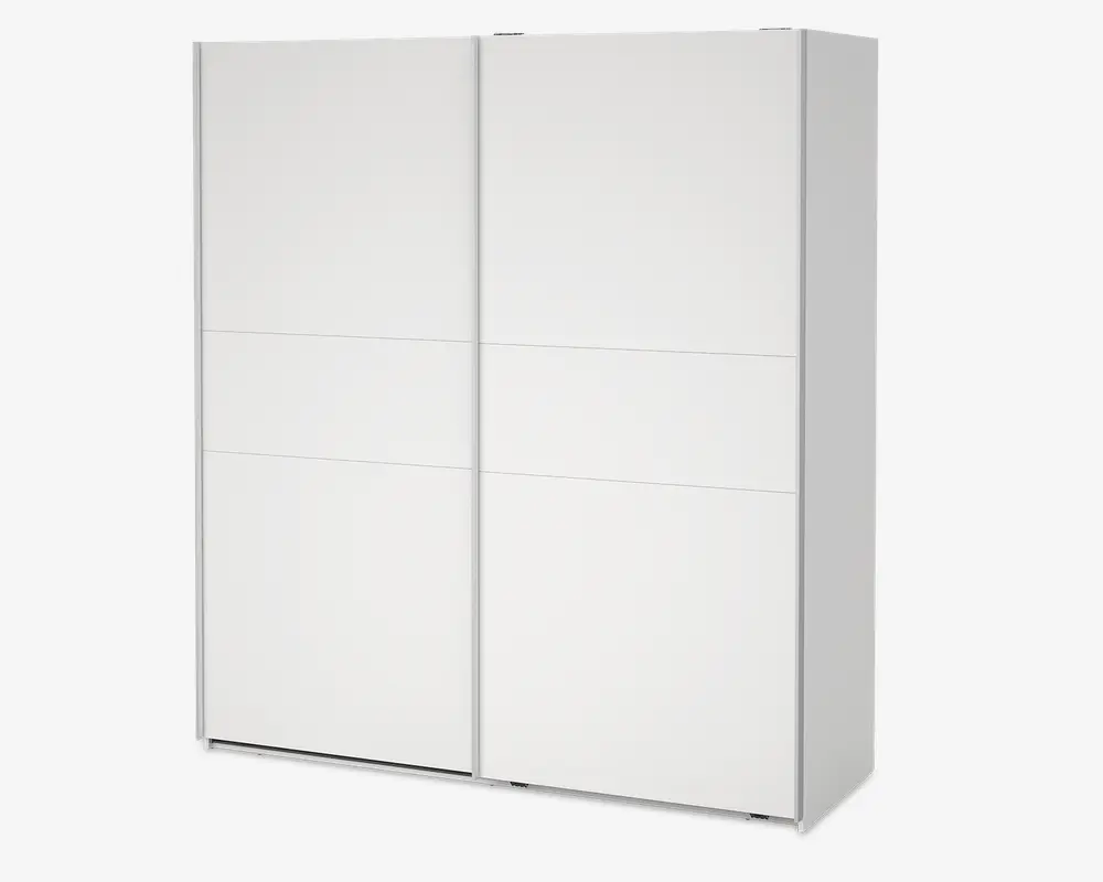 Stor, moderne garderobe med en glat, mat hvid overflade. Har to brede skydedøre med diskrete vandrette paneldetaljer, hvilket giver et rent og minimalistisk udtryk. Garderoben har en rektangulær form og en flad top, velegnet til moderne indretning.