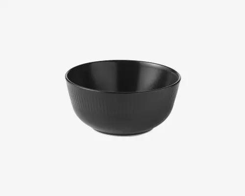 Mat sort skål med glat inderside og diskrete lodrette riller på ydersiden. Skålen har en blødt buet form og en let udadgående kant, hvilket giver et moderne og minimalistisk udtryk.