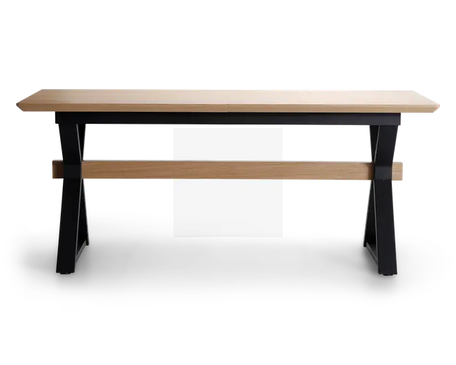 Rektangulært bord med en lys træbordplade og et solidt stel. Benene er skråtstillede og malet sorte, hvilket giver en moderne kontrast til det naturlige træ. En vandret træstang forbinder benene for ekstra stabilitet. Designet er minimalistisk og moderne, velegnet til spise- eller arbejdsbrug.