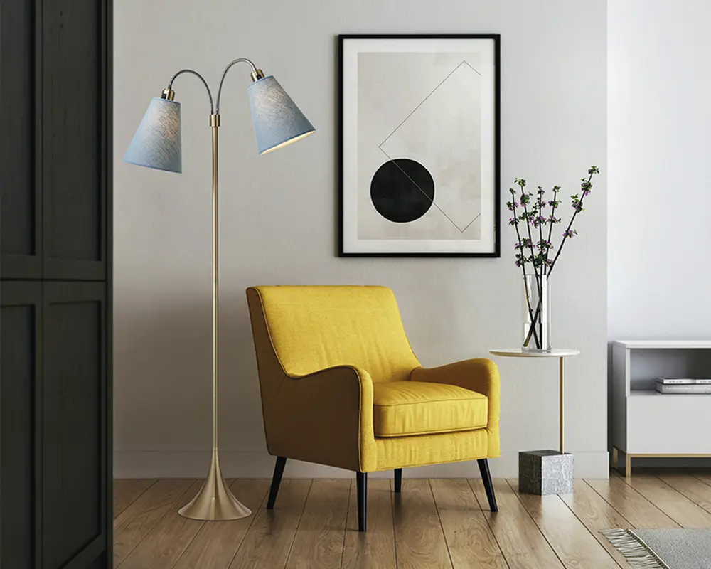 En moderne lænestol betrukket med levende gul stof, med en firkantet silhuet, blødt buede armlæn og let tilbagelænet ryglæn. Stolen har en tyk, komfortabel siddepude og står på fire koniske sorte træben, hvilket giver et stilrent udtryk, der passer til stuer eller læsehjørner.