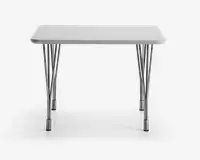 Rektangulært bord med en glat, lysegrå bordplade og fire krombelagte metalben med et unikt, udspredt tråddesign, der giver ekstra stabilitet og et moderne udtryk. Benene har sorte beskyttelseskapsler i bunden.