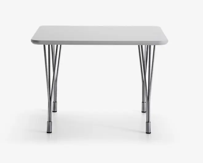 Rektangulært bord med en glat, lysegrå bordplade og fire krombelagte metalben med et unikt, udspredt tråddesign, der giver ekstra stabilitet og et moderne udtryk. Benene har sorte beskyttelseskapsler i bunden.