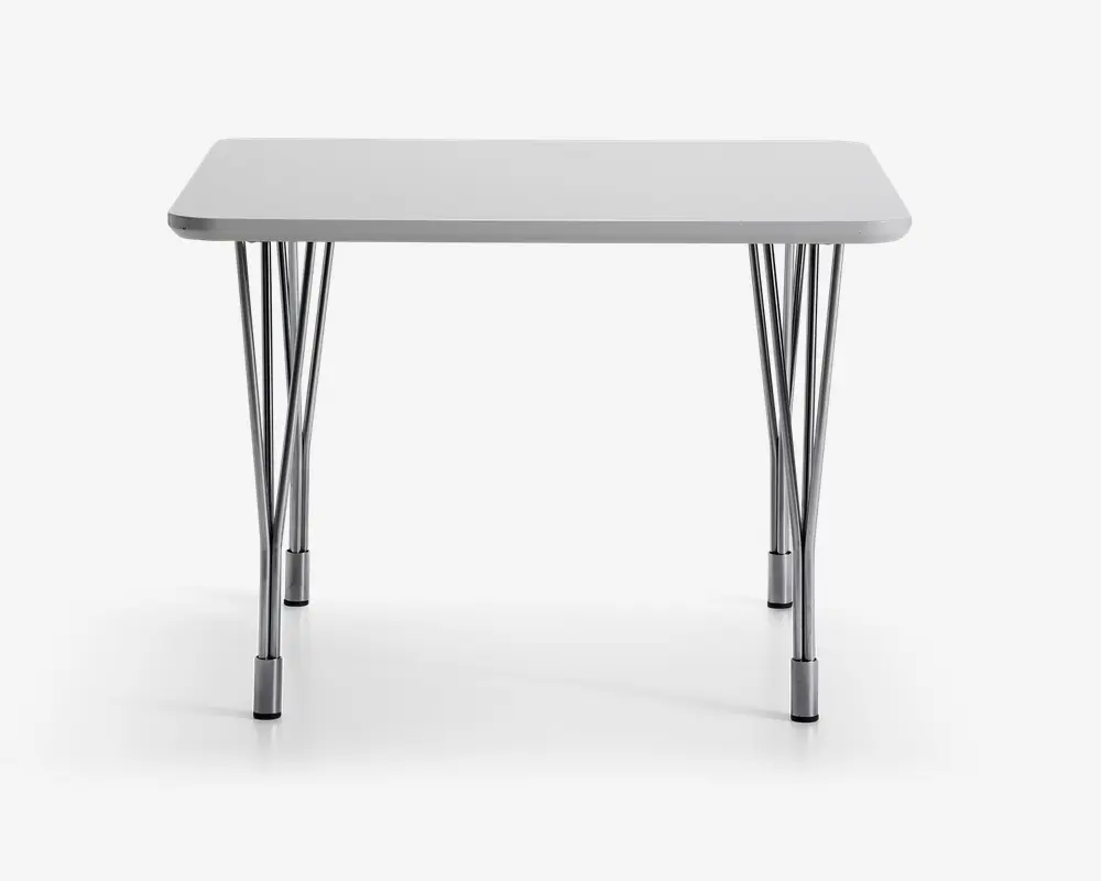 Rektangulært bord med en glat, lysegrå bordplade og fire krombelagte metalben med et unikt, udspredt tråddesign, der giver ekstra stabilitet og et moderne udtryk. Benene har sorte beskyttelseskapsler i bunden.