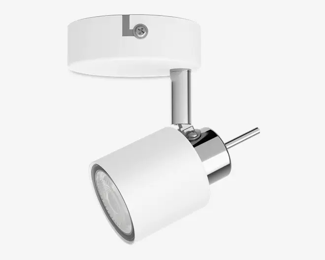 Justerbar loftspot med cylindrisk hvid skærm og kromdetaljer. Spotlampens hoved kan vippes og drejes for retningsbestemt belysning. Basen er rund og hvid med en synlig skrue til montering. Moderne og minimalistisk design, der passer til forskellige indretninger.
