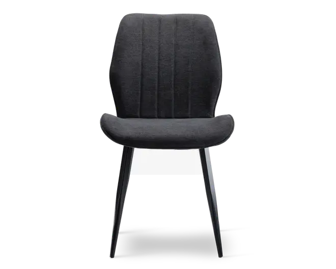 Stol med moderne design, polstret i mørkegråt stof på både sæde og ryg. Ryggen har lodrette syninger, der giver ekstra struktur og stil. Sædet er let buet for komfort, og stolen står på fire slanke, skråtstillede ben i sort metal.
