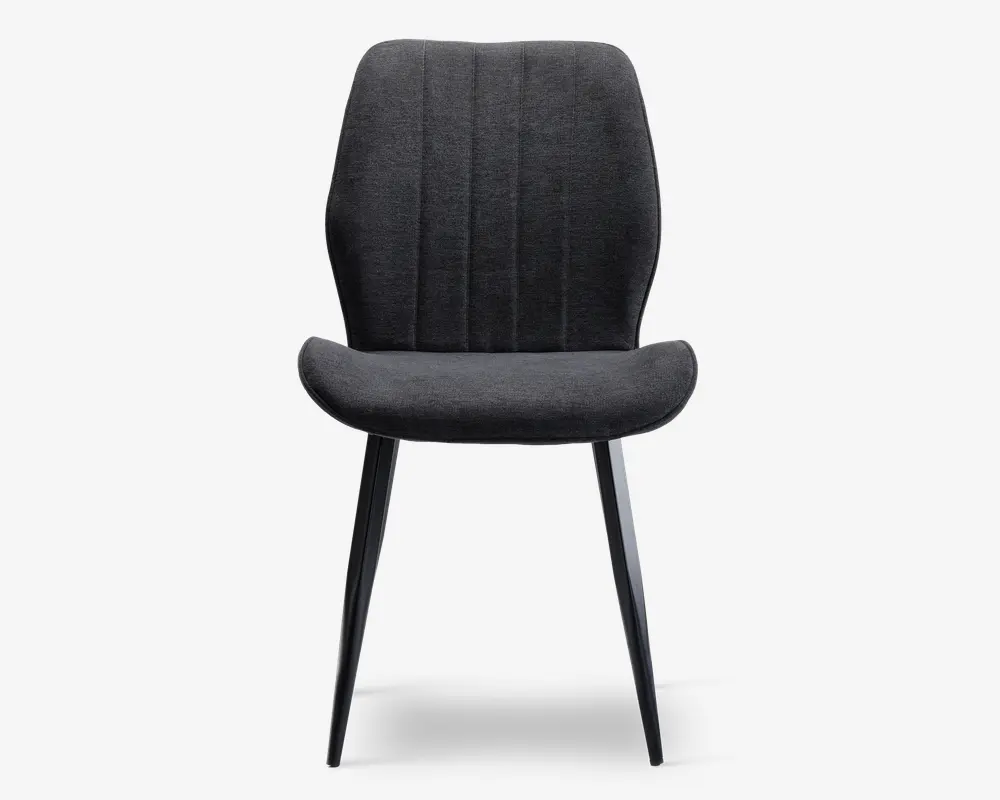 Stol med moderne design, polstret i mørkegråt stof på både sæde og ryg. Ryggen har lodrette syninger, der giver ekstra struktur og stil. Sædet er let buet for komfort, og stolen står på fire slanke, skråtstillede ben i sort metal.
