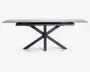 Rektangulært bord med en elegant, mat sort finish. Bordpladen ser ud til at være lavet af et solidt materiale og understøttes af et karakteristisk krydset benstel, som giver både stabilitet og et moderne udtryk. Bordet har rene linjer og et minimalistisk design, der passer til moderne indretning.
