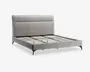 Moderne sengeramme med et lysegråt polstret hovedgærde, der har tre store rektangulære paneler. Rammen har en lav profil med matchende gråt stof på sider og fodende. Sengen har jævnt fordelte lameller i træ til madrasstøtte og står på slanke, skrå sorte ben.
