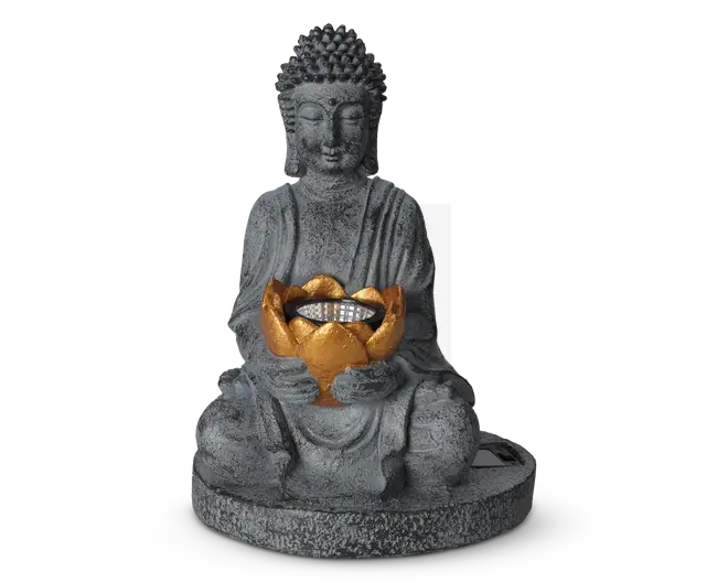 En dekorativ statue med en siddende figur i meditativ stilling, fremstillet af gråt materiale med stentekstur. Figuren holder en gylden lotusformet skål i skødet, som indeholder en cirkulær række af små LED-lys. Statuen har detaljerede folder i kappen og en rund base for stabilitet. Figurens ansigt er bevidst sløret.