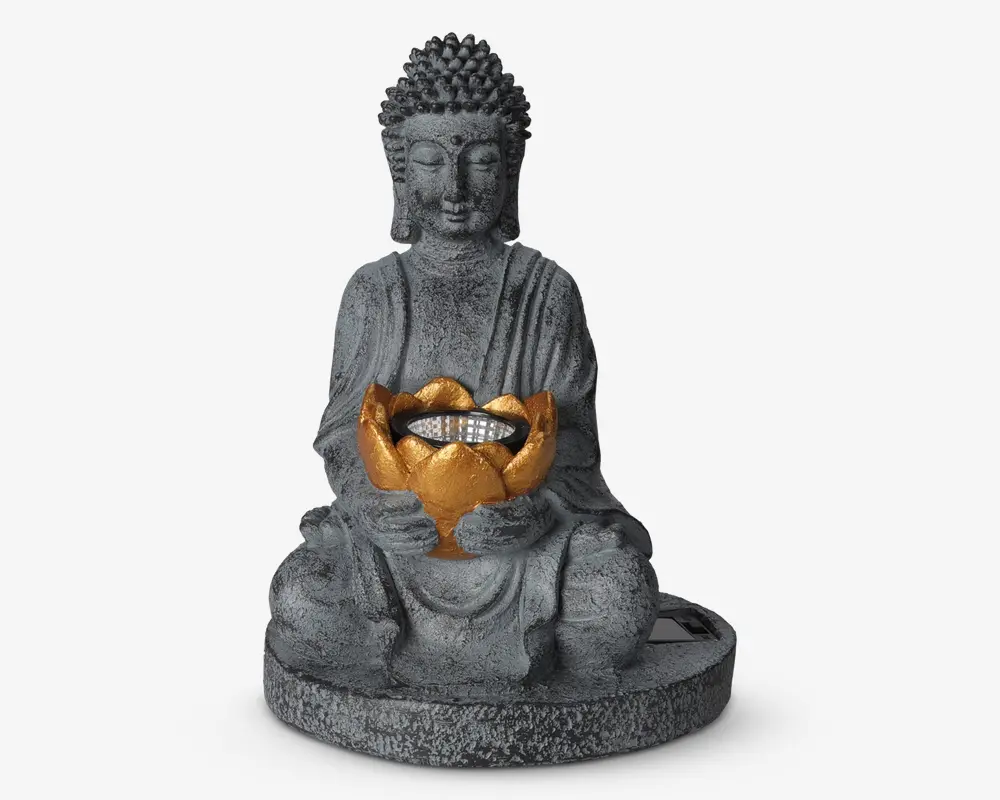 En dekorativ statue med en siddende figur i meditativ stilling, fremstillet af gråt materiale med stentekstur. Figuren holder en gylden lotusformet skål i skødet, som indeholder en cirkulær række af små LED-lys. Statuen har detaljerede folder i kappen og en rund base for stabilitet. Figurens ansigt er bevidst sløret.