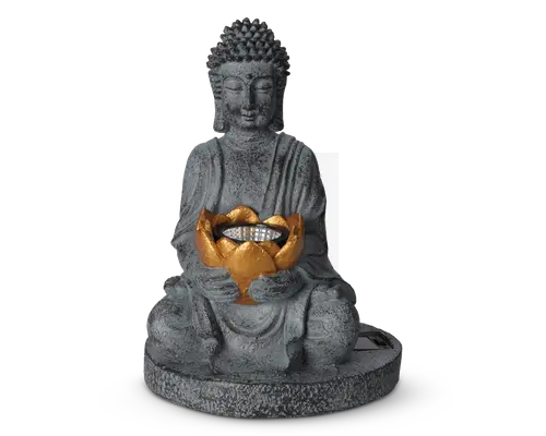 En dekorativ statue med en siddende figur i meditativ stilling, fremstillet af gråt materiale med stentekstur. Figuren holder en gylden lotusformet skål i skødet, som indeholder en cirkulær række af små LED-lys. Statuen har detaljerede folder i kappen og en rund base for stabilitet. Figurens ansigt er bevidst sløret.