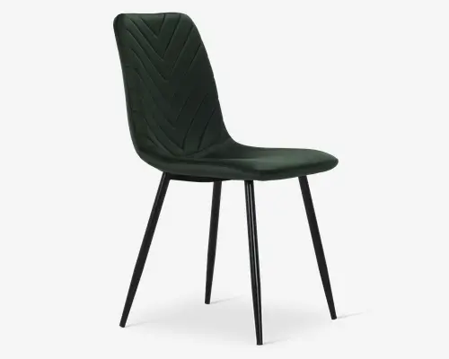 Stol med mørkegrønt, velourlignende polstret sæde og ryg med et chevron-syet mønster. Ryggen er høj og let buet for ergonomisk støtte. Stolen har fire slanke, sorte metalben, der er skråtstillede for stabilitet og et moderne udtryk.