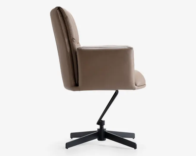 Sideview af en moderne stol med høj, polstret ryg og armlæn, betrukket med lysebrunt stof. Stolen har en sort metal-dreje-fod med fire ben for stabilitet.
