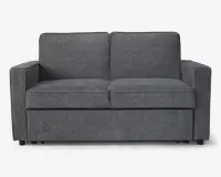 En moderne, kompakt sofa med mørkegråt stofbetræk. Sofaen har lige, rene linjer, firkantede armlæn og to sædehynder med matchende ryghynder. Stoffet har et diskret tekstureret mønster, og sofaen står på korte, solide ben. Det samlede design er minimalistisk og velegnet til små stuer.
