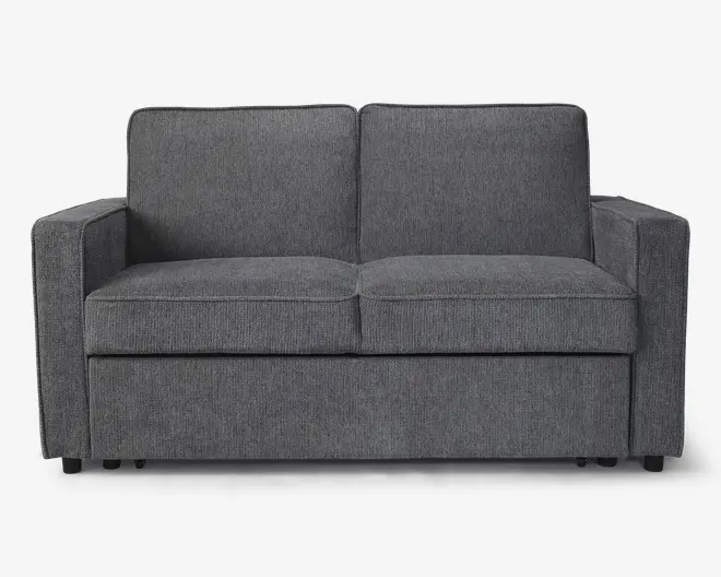 En moderne, kompakt sofa med mørkegråt stofbetræk. Sofaen har lige, rene linjer, firkantede armlæn og to sædehynder med matchende ryghynder. Stoffet har et diskret tekstureret mønster, og sofaen står på korte, solide ben. Det samlede design er minimalistisk og velegnet til små stuer.