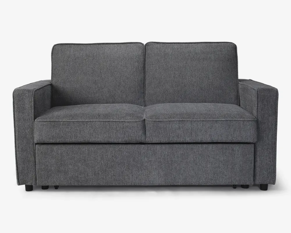 En moderne, kompakt sofa med mørkegråt stofbetræk. Sofaen har lige, rene linjer, firkantede armlæn og to sædehynder med matchende ryghynder. Stoffet har et diskret tekstureret mønster, og sofaen står på korte, solide ben. Det samlede design er minimalistisk og velegnet til små stuer.