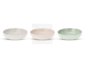 Sæt med tre runde, lave skåle med mat finish. Hver skål har en forskellig pastelfarve: én er lysegrå, én er sart rosa, og én er lysegrøn. Skålene har et glat, minimalistisk design med let forhøjede kanter, hvilket gør dem velegnede til servering eller organisering af små genstande.