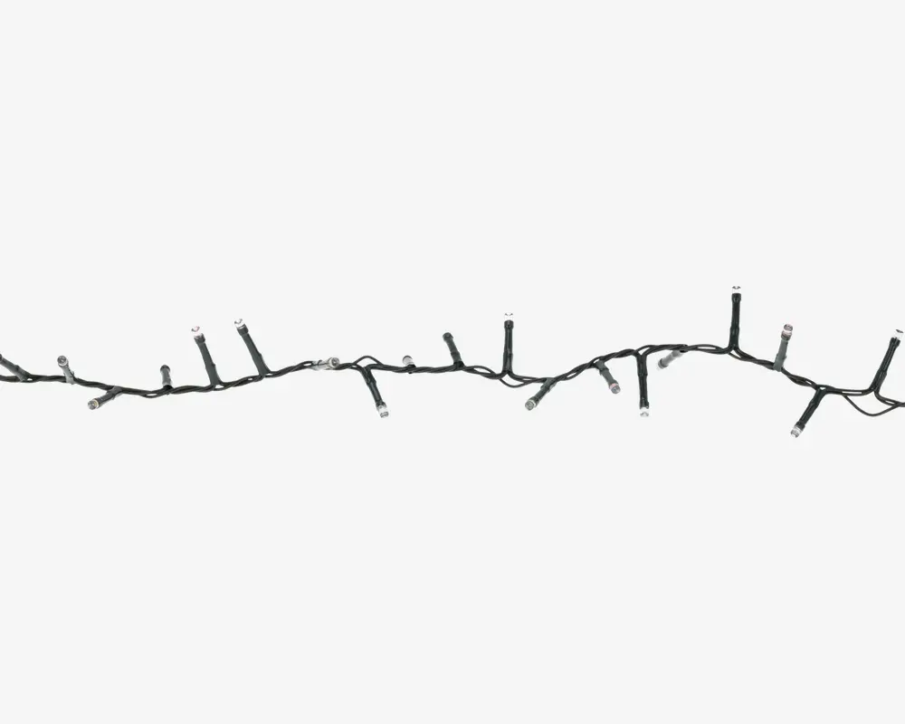 En sort ledning med flere korte grene, der stikker ud med jævne mellemrum, beregnet til at holde individuelle lyskilder. Ledningen er fleksibel og kan formes eller hænges op efter behov, velegnet til dekorative lysopsætninger.