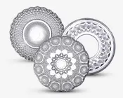 Sæt med tre klare glasfade, hver med et unikt præget mønster. Den første tallerken har en hævet bobletekstur i koncentriske cirkler. Den anden tallerken viser et geometrisk stjernemønster med indviklede blomster- og diamantformer. Den tredje tallerken er ringformet med facetslebet diamantmønster langs kanten og et åbent center. Alle fade har en reflekterende, blank overflade.