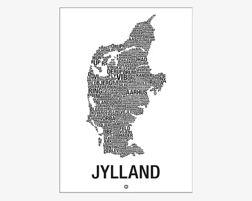 Minimalistisk sort-hvid plakat med omridset af Jylland, dannet udelukkende af navne på byer og steder i forskellige skrifttyper og størrelser. Bynavne som Aarhus og Viborg fremhæves med større og tykkere tekst. Nederst på plakaten står "JYLLAND" med store, fede bogstaver. Designet er enkelt og moderne, velegnet som vægdekoration.