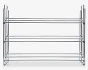 Vægmonteret hylde med tre niveauer, fremstillet af blankt krombelagt metal med åbne trådhylder. Designet har vandrette stænger på hver hylde, hvilket giver stabil støtte og god synlighed for opbevarede genstande. Hylden har et minimalistisk, moderne udseende og er velegnet til organisering i køkken, badeværelse eller garderobe.