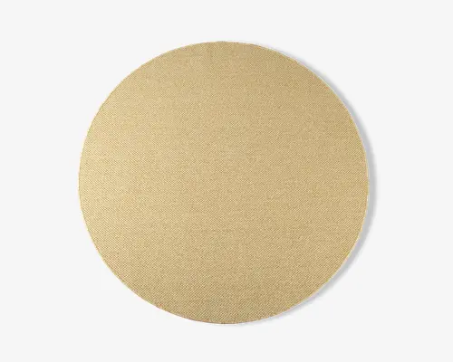 En rund, flad skive med ensartet beige farve og en fin, tekstureret overflade. Kanterne er glatte, og materialet ser ud til at være vævet eller netlignende, hvilket tyder på holdbarhed og åndbarhed.