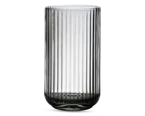 Høj, cylindrisk glas med en klar, gennemsigtig krop. Overfladen har lodrette rillede linjer, der løber fra top til bund og giver et tekstureret udseende. Glassets kant er glat, og bunden er let afrundet for stabilitet.