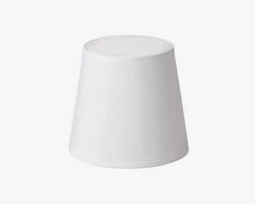 Et enkelt, hvidt, konisk formet objekt med en glat, mat overflade. Siderne skråner let indad fra bunden mod toppen, og den øverste flade er flad med en diskret kant rundt om. Designet er minimalistisk og uden pynt, velegnet til moderne eller nutidige omgivelser.