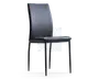 Stol med et slankt, moderne design, der har en høj, let buet ryg og en polstret sæde, begge betrukket med glat sort materiale. Stolen har slanke, lige metalben med mat sort finish, hvilket giver et minimalistisk og nutidigt udtryk. Det samlede udseende er elegant og velegnet til spise- eller kontormiljøer.