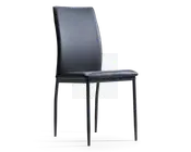 Stol med et slankt, moderne design, der har en høj, let buet ryg og en polstret sæde, begge betrukket med glat sort materiale. Stolen har slanke, lige metalben med mat sort finish, hvilket giver et minimalistisk og nutidigt udtryk. Det samlede udseende er elegant og velegnet til spise- eller kontormiljøer.