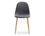 Stol med buet, polstret sæde og ryglæn betrukket med mørkegråt stof. Sædet er glat og let formet for komfort. Stolen står på fire slanke, skråtstillede træben med en lys, naturlig finish, hvilket giver et moderne og minimalistisk udtryk.